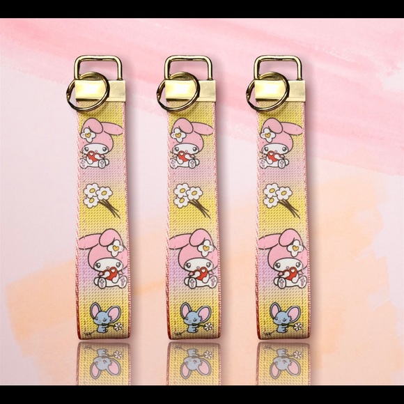 Cute My Melody holding red heart and Flat blue color mouse with flowers wristlet - Picture 4 of 8